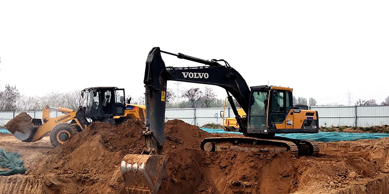 豪门国际工业园项目施工挖地基