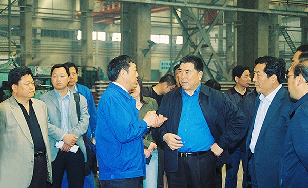 原河南省省长李成玉、副省长史济春在公司车间视察事情